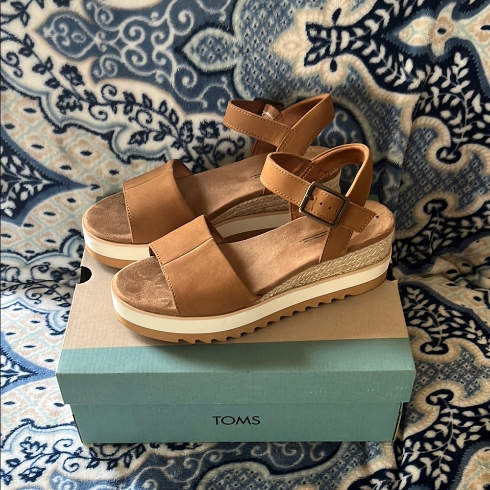 Toms Tan Sandals with Strappy Design and Platform Sole